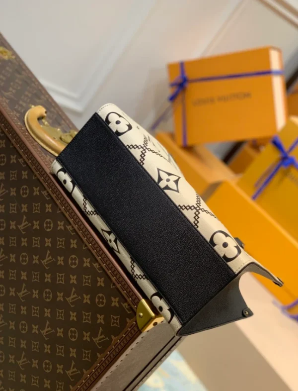 Louis Vuitton Arizona Empreinte Giant Monogram OnTheGo - Image 5